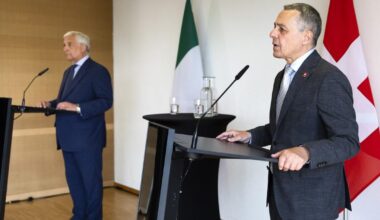 La Suisse offrira "l'immunité" à Vladimir Poutine s'il vient pour une conférence de paix, annonce Ignazio Cassis - rts.ch