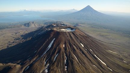 Le volcan Krasheninnikov, dans la péninsule du Kamtchatka en Russie, photographié en 2011, est entré en éruption, ont annoncé les autorités russes le 2 août 2025. (Igor Shpilenok / Creative commons)