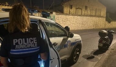 Le livreur Ubershit grille un feu rouge devant les policiers municipaux