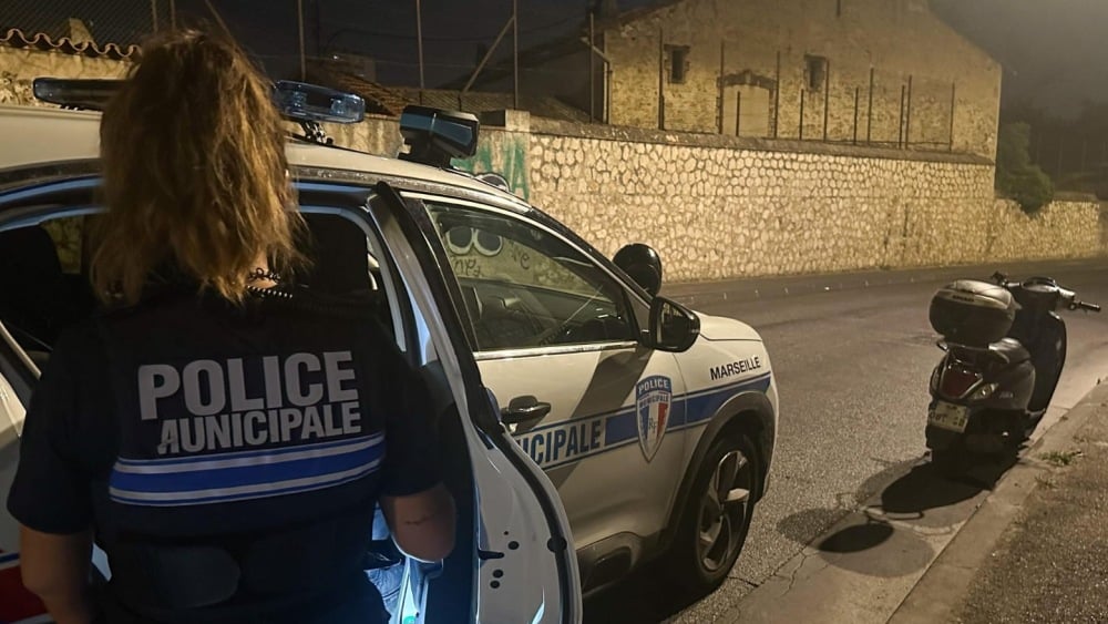 Le livreur Ubershit grille un feu rouge devant les policiers municipaux