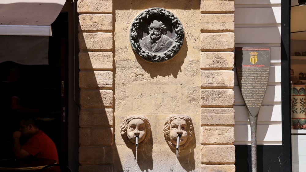 Le médaillon de la fontaine des Bagniers à Aix, le premier hommage à Cezanne signé Renoir - La Provence