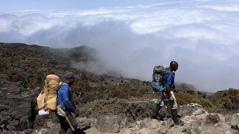 La montée vers le sommet se fait au-dessus des nuages.