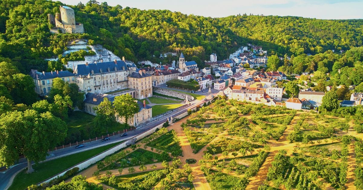 Pour s'évader de Paris, ce village francilien fait partie des plus beaux villages de France
