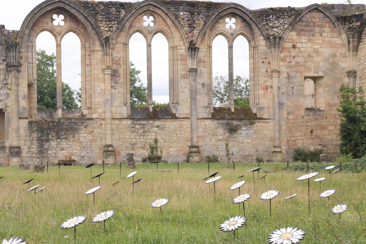 « Floraison majeure », à La Sauve, une œuvre de l’artisan d’art Alain Chevalier sur les pelouses de l’ancienne abbaye. À voir jusqu’au 2 novembre