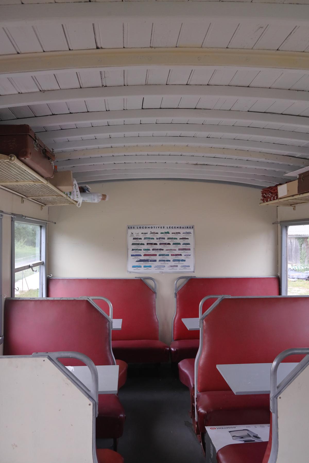 L’esprit ferroviaire plane toujours le long de la ligne. Ici, la voiture restaurée par les bénévoles de l’association Le Train de La Sauve