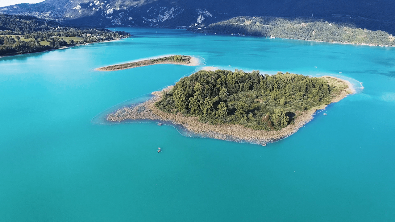 Ce lac paradisiaque à 1h de Lyon est l'un des spots les plus populaires sur Google