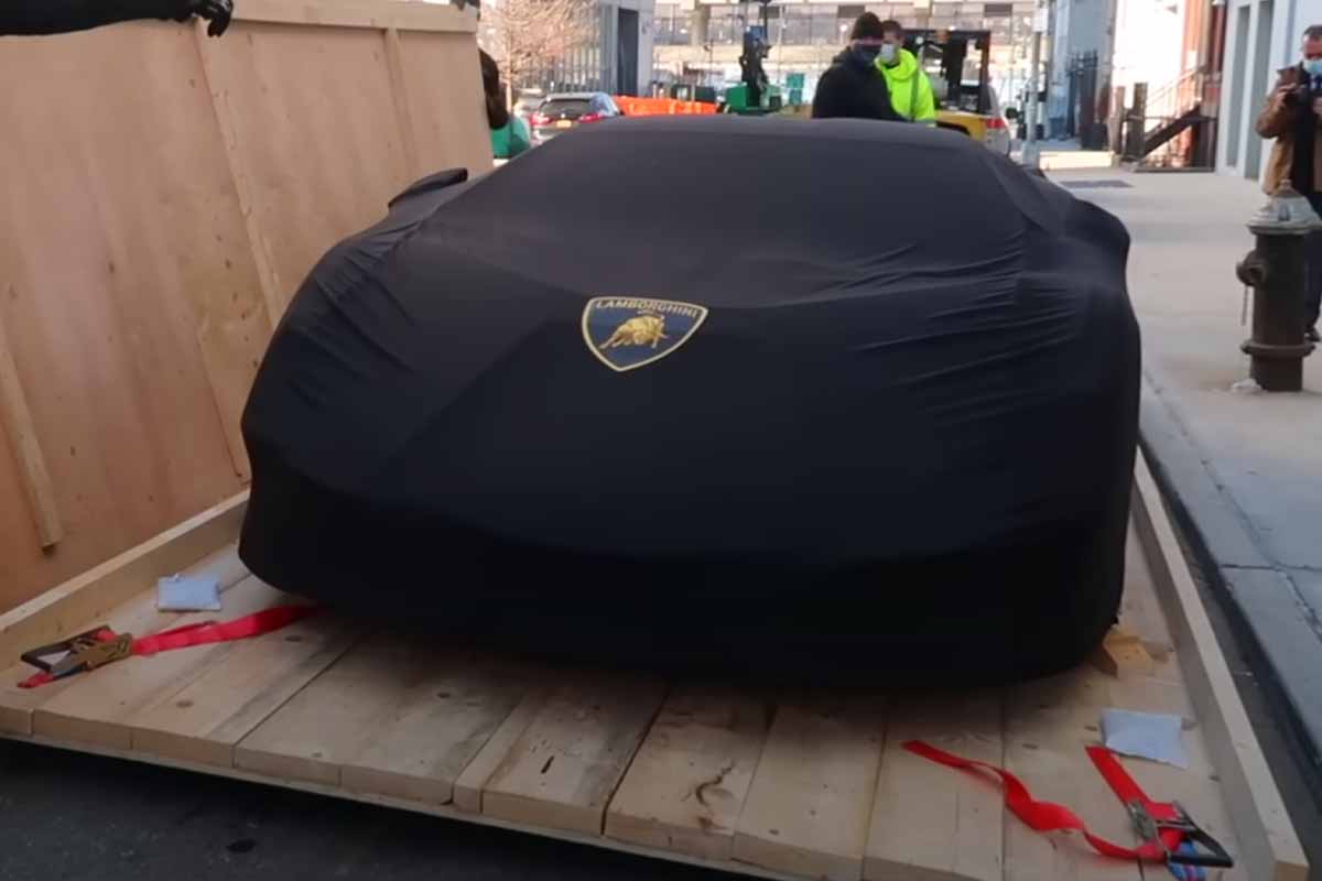 L'improbable livraison d'une Lamborghini Sián à 3,2 millions de $, dans une caisse en bois en plein New York