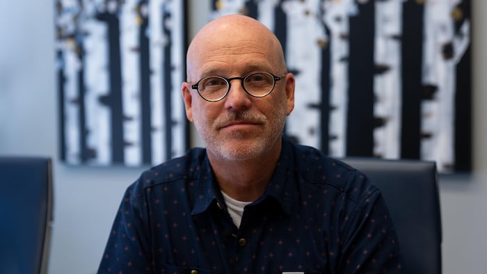 L'avocat en immigration Greg Willoughby dans son bureau. 