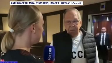 Serguei Lavrov, le 15 août 2025, arrivant à Anchorage avec un sweat qui laisse deviner l'acronyme de l'URSS.