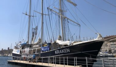 Le "Kraken", voilier qui alerte sur la pollution en mer, de retour au Frioul à Marseille