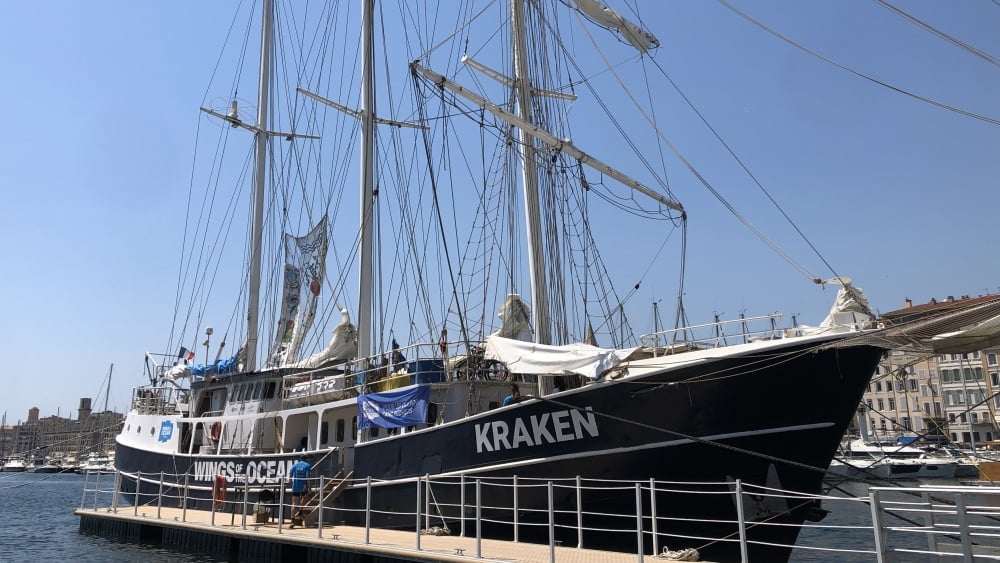 Le "Kraken", voilier qui alerte sur la pollution en mer, de retour au Frioul à Marseille
