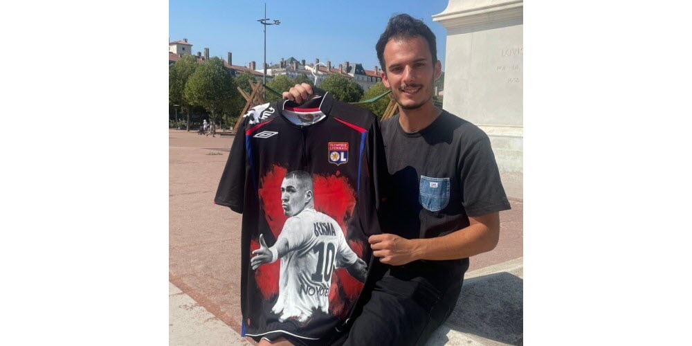 Le maillot de l’OL customisé Benzema.  Photo Michel Nielly