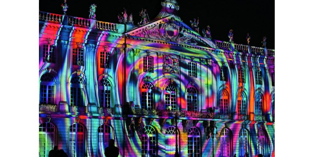 Le mapping monumental de La Belle Saison, sur la place Stanislas en cet été 2025, Morphing Architecture. Photo Alexandre Marchi