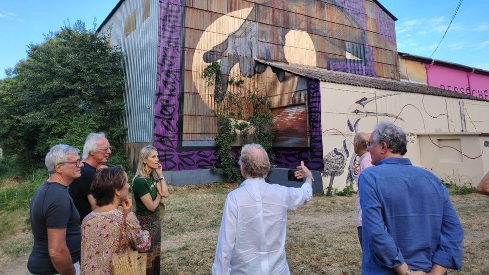 Le Silo Alpilles Céréales ne se contente pas de dévoiler l'art, il le sublime.