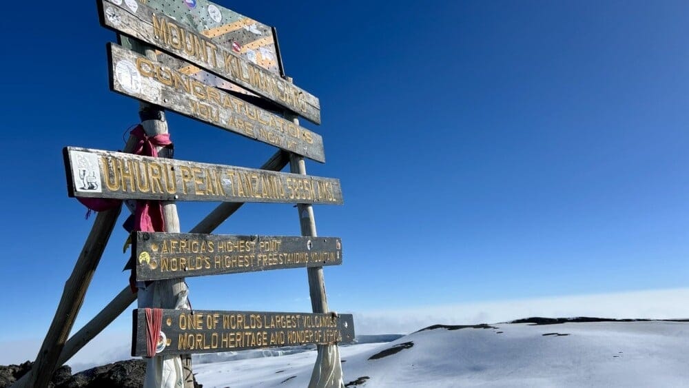 Le toit de l’Afrique culmine à 5895 m d’altitude, entre une mer de nuage et les neiges éternelles.