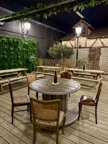 Le village secret 2 taverne terrasse mini golfIMG_4889 2