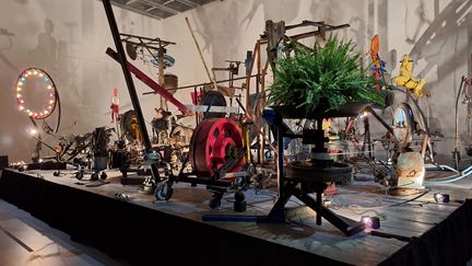 "L'enfer un petit début", datant de 1984, est l'œuvre la plus spectaculaire de Jean Tinguely dans l'exposition. Paris, août 2025 (ANNE CHEPEAU / FRANCEINFO / RADIO FRANCE)