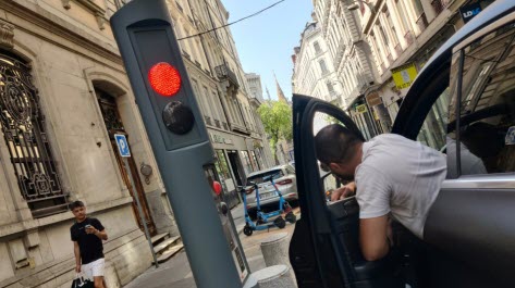 Les automobilistes dépourvus d'autorisation ne franchissent pas la borne de la rue Gentil, l'une des portes d'entrée de la ZTL en Presqu'île de Lyon. Photo Rémi Liogier