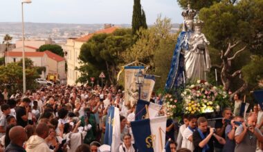 La procession aux flambeaux de l'Assomption jusqu'à Notre-Dame-de-la-Garde attire la foule à Marseille