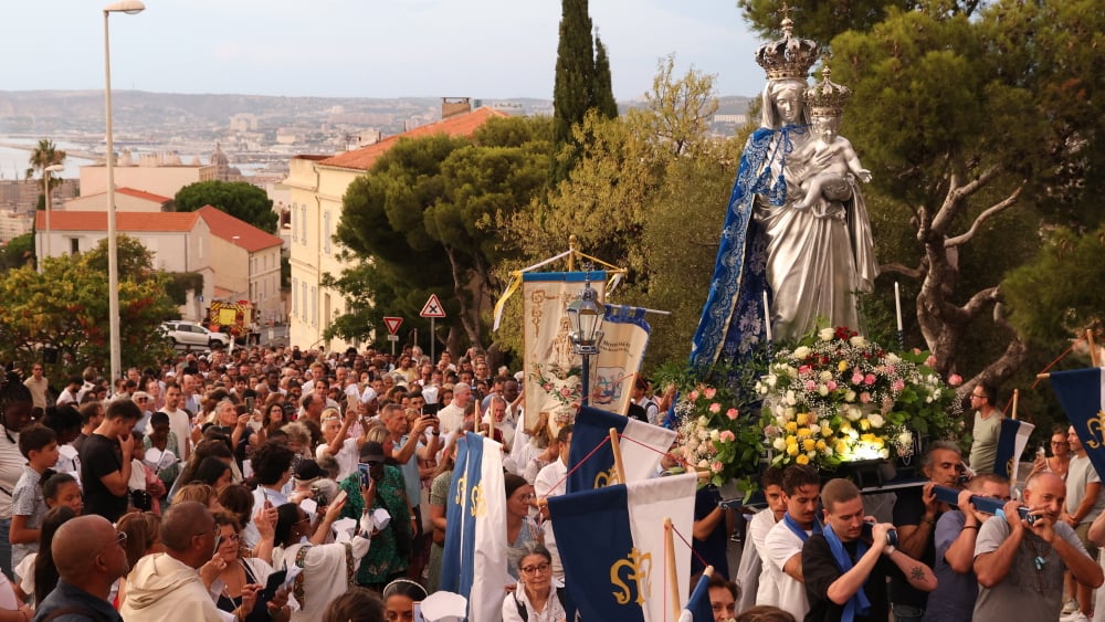 La procession aux flambeaux de l'Assomption jusqu'à Notre-Dame-de-la-Garde attire la foule à Marseille