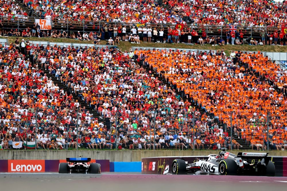 Lewis Hamilton devant la Haas d'Esteban Ocon.