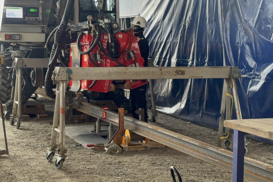 Une fois les deux rails assemblés, ils sont nettoyés pour enlever l'excédent (ici encore en fusion sur l'image).