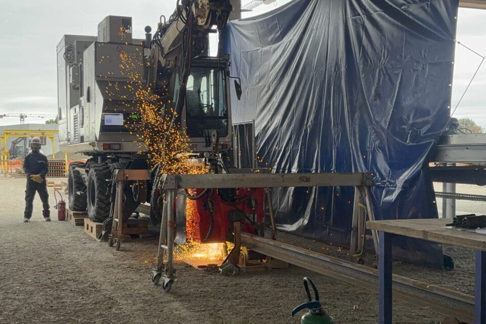 La machine à souder par étincelage monte à température de fusion pour assemble les deux rails entre eux.