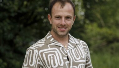 Ludovic de L'amour est dans le pré en colère contre ses anciennes prétendantes