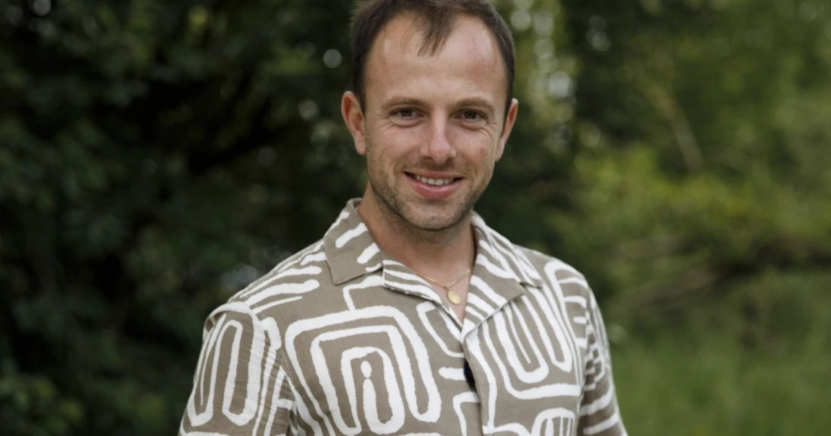 Ludovic de L'amour est dans le pré en colère contre ses anciennes prétendantes