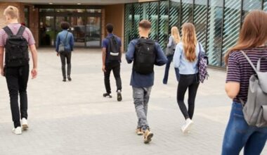 La présidente de la région Île-de-France, Valérie Pécresse, a annoncé l’ouverture de 1.000 nouvelles places dans les lycées franciliens à la rentrée 2025, soit moitié moins que l’année dernière
