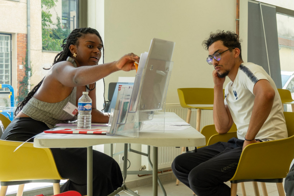 Fayçan et une cinquantaine de jeunes avaient rendez-vous jeudi 28 août pour signer leur bail avant d'emménager dans cette nouvelle résidence du 7e arrondissement.