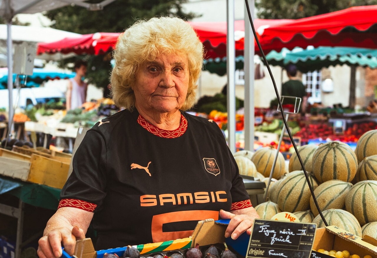 Le Stade Rennais dévoile un nouveau maillot inspiré d'un lieu de rencontres emblématique de Rennes…