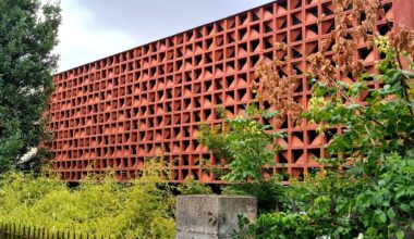 Cette maison intrigante, recouverte de brique et à l'abri du regard des voisins, est unique à Toulouse