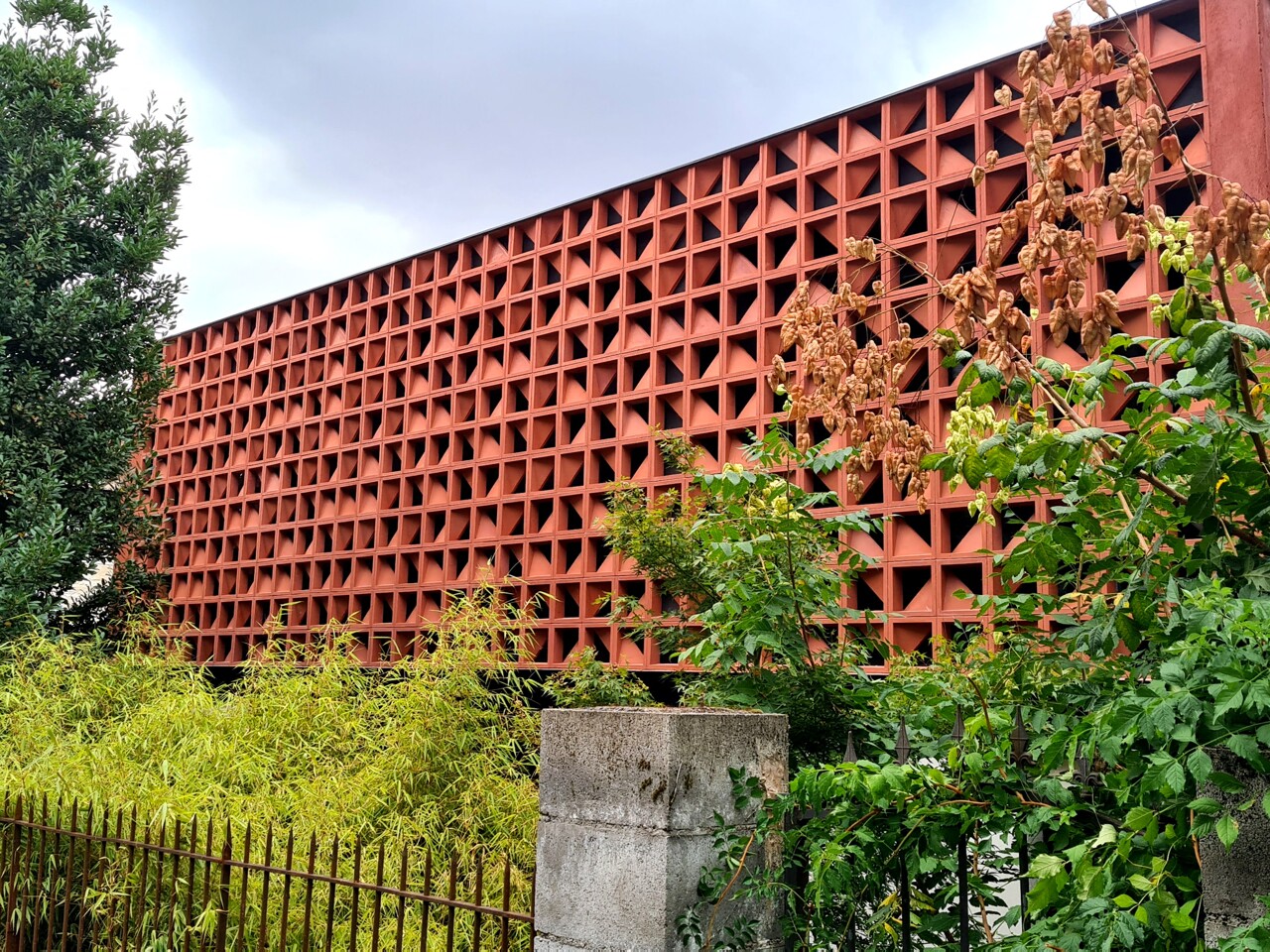 Cette maison intrigante, recouverte de brique et à l'abri du regard des voisins, est unique à Toulouse