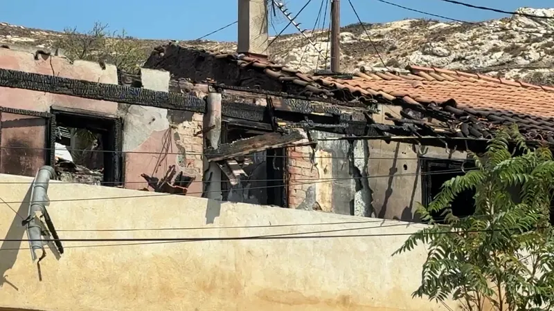 Les stigmates de l’incendie sont encore visibles. Ici, les habitations ravagées par les flammes.