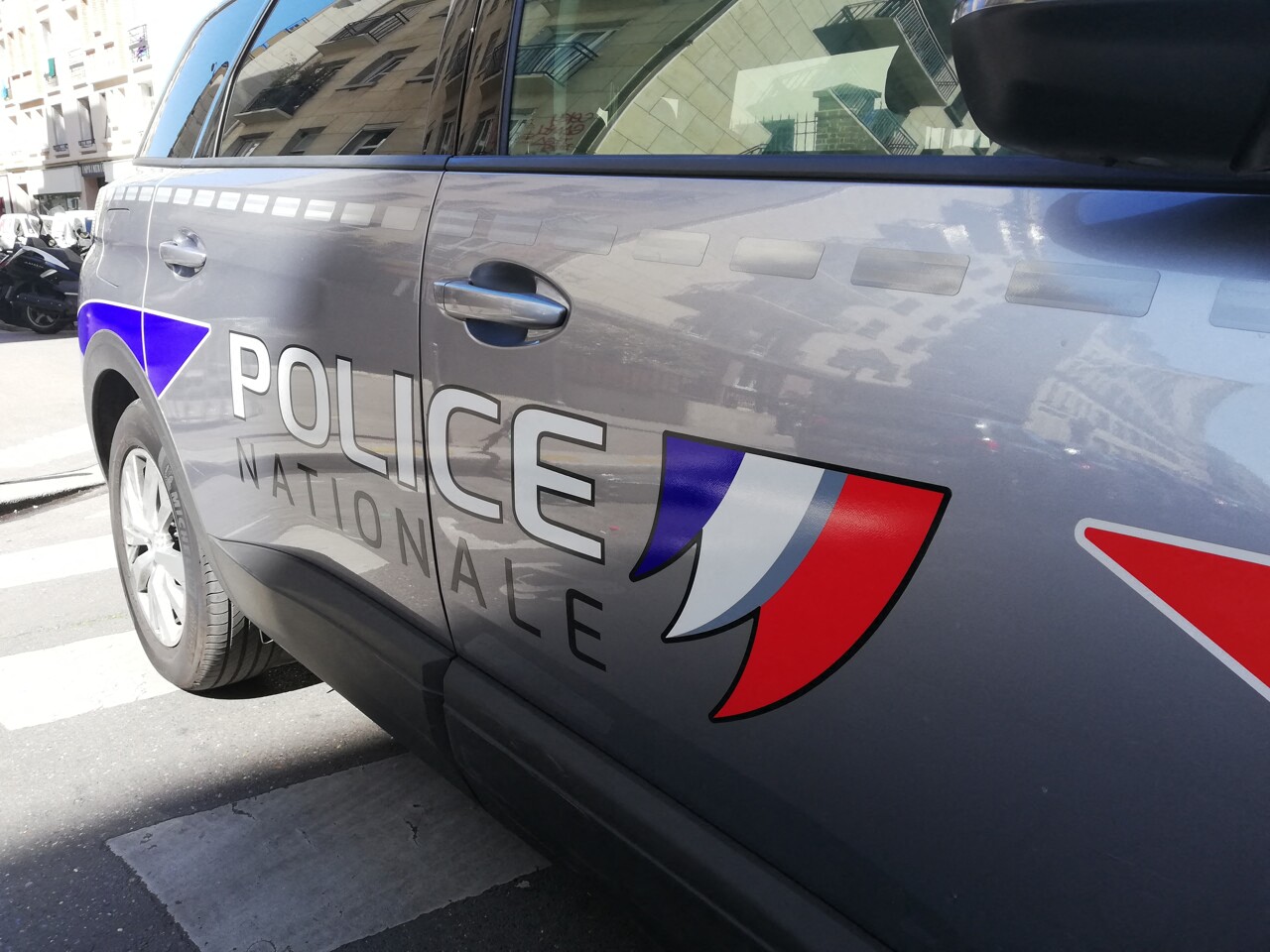 Le corps sans vie d'une femme nue retrouvé enfermé dans un cagibi à Paris