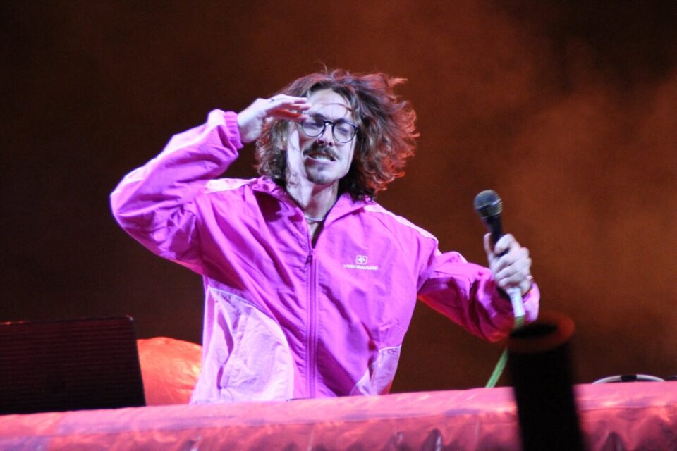 Marc Rebillet sur la scène du Rose Festival 2025. 