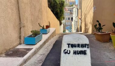 « Tourists go home » – 🔴 Info Libertaire