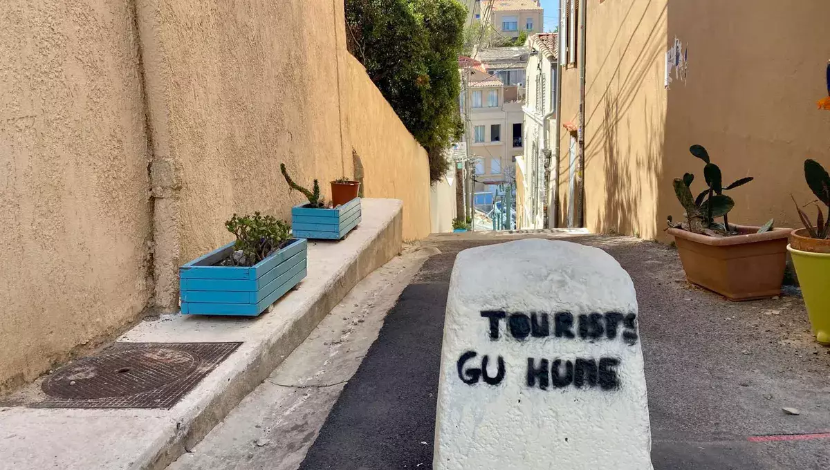 « Tourists go home » – 🔴 Info Libertaire
