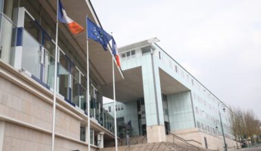 Double incendie visant le domicile et la voiture d’un élu près de Paris, une enquête ouverte