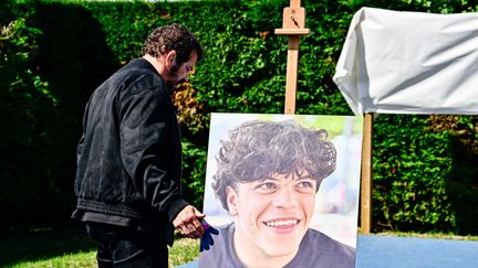 Najil Narjissi se recueille devant un portrait de son fils Medhi disparu en Afrique du Sud. (THIERRY BRETON / MAXPPP)