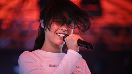 L'artiste électro pop Miki lors du festival Les Nuits Secrètes le 13 juillet 2025. (PIERRE ROUANET / MAXPPP)