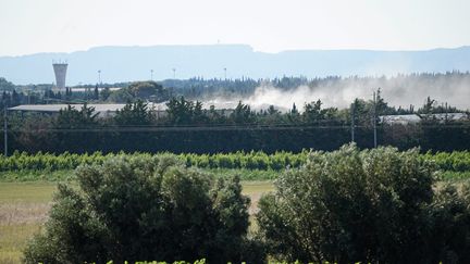 La fumée se dégage de l'usine Hydrapro de Lédenon dans le Gard. (MIKAEL ANISSET / MAXPPP)