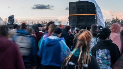 Des participants à une rave-party. Photo d'illustration. (GUILLAUME SALIGOT / OUEST-FRANCE / MAXPPP)