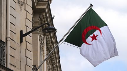 Le drapeau algérien flotte au dessus de l'ambassade d'Algérie à Paris. (JULIEN MATTIA / LE PICTORIUM / MAXPPP)