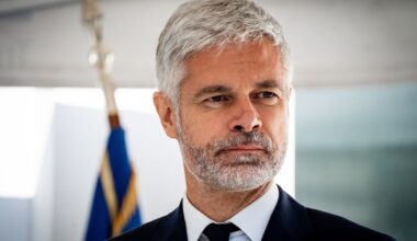 "Je n'irai pas voir le Premier ministre pour lui signer un chèque en blanc", promet Laurent Wauquiez