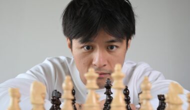 Depuis son QG à Paris, ce maître international d'échecs popularise ce jeu ancestral sur les réseaux sociaux