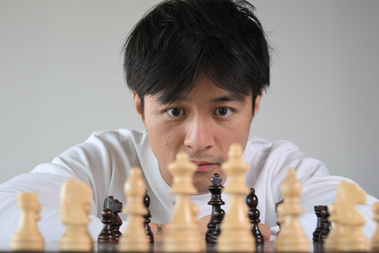 Depuis son QG à Paris, ce maître international d'échecs popularise ce jeu ancestral sur les réseaux sociaux