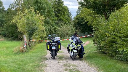 Des policiers près de la scène de crime où un homme de 32 ans a été retrouvé mort, à Pont-de-Metz, dans la Somme, le 4 août 2025. (PAOLA GUZZO / ICI PICARDIE / MAXPPP)