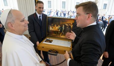 <p>Le pape a béni et signé ce tableau de Bruno Desroche, une adaptation de La Vocation de Saint Matthieu, du Caravage, le 31 juillet.</p>